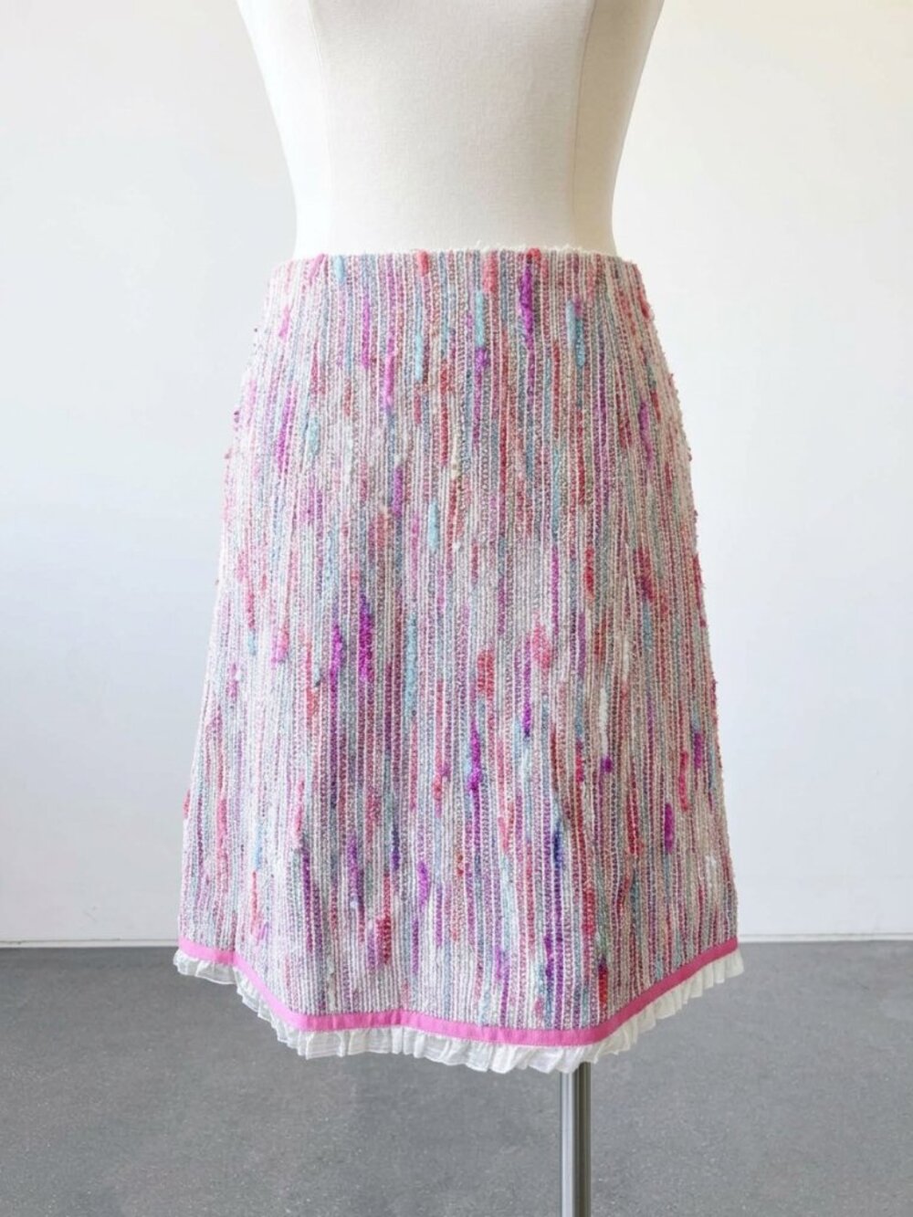 Chanel Cruise 2003 Fantasy Tweed Ruffle Pencil Skirt Pink Size FR 36, US 4